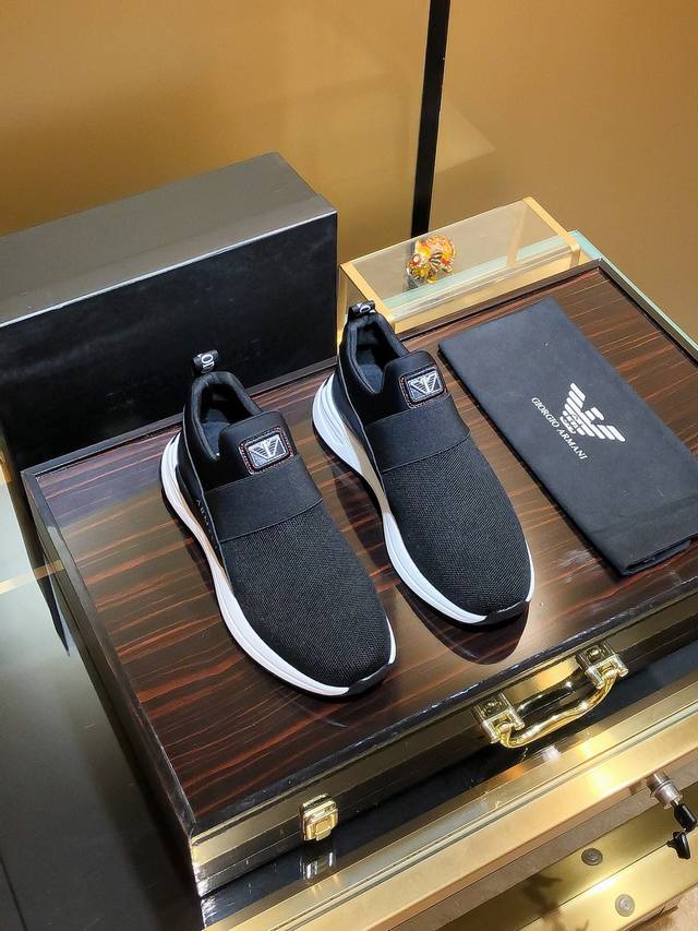 商品名称：Armani 阿玛尼 正规码数: 38-44 套脚鞋 商品材料：精选 网布鞋面，柔软羊皮垫脚；原厂特供大底。